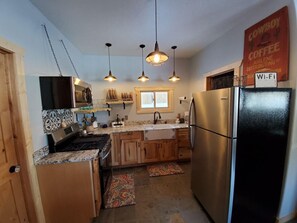 Jääkaappi, mikroaaltouuni, uuni, liesi