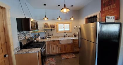 Quaint Corner Stone Guest Cottage -
