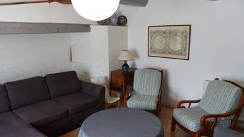 Fernseher, Bücher, Stereoanlage