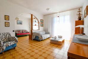 Een televisie en een open haard