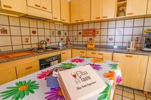 Réfrigérateur, four, lave-vaisselle, cafetière/bouilloire