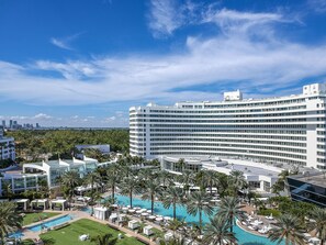 Exterior - Junior Suite at Fontainebleau Hotel Miami Beach (Miami Beach)