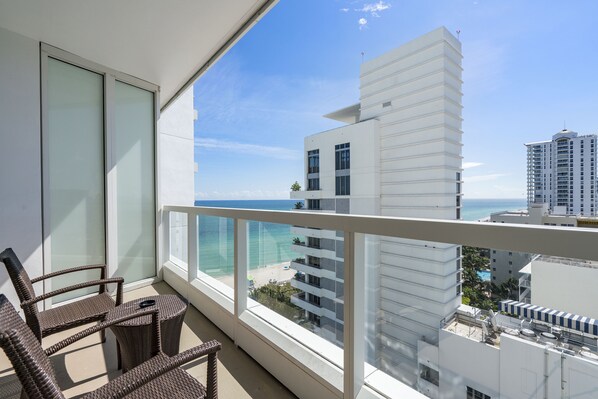 Property grounds - Junior Suite at Fontainebleau Hotel Miami Beach (Miami Beach)