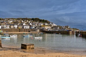 Beach - Cosy Mousehole Cottage with Sea Views (Mousehole)