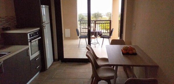 Kühlschrank, Ofen, Herdplatte, Wasserkocher