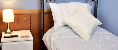 2 bedrooms, iron/ironing board, bed sheets, wheelchair access