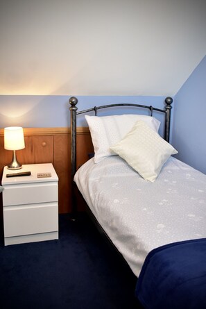 2 bedrooms, iron/ironing board, bed sheets, wheelchair access - Cheese Room Cottage (Marchamley)