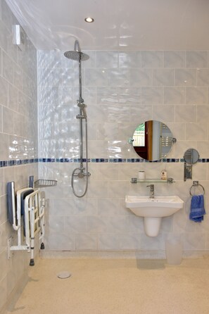 Shower, hair dryer, towels - Cheese Room Cottage (Marchamley)