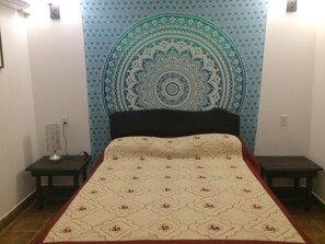 1 soverom, skrivebord, strykejern/-brett og wi-fi (inkludert)