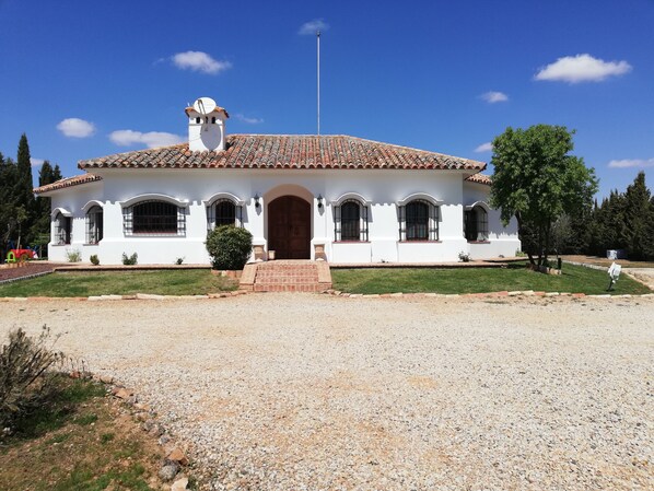 Exterior - Detached villa with private pool and garden with outdoor games (Argamasilla de Alba)