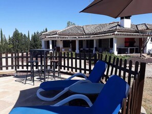 Outdoor dining - Detached villa with private pool and garden with outdoor games (Argamasilla de Alba)