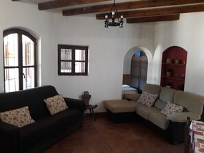TV, fireplace, foosball, stereo - Detached villa with private pool and garden with outdoor games (Argamasilla de Alba)