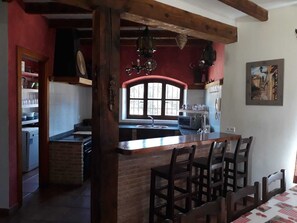 Fridge, microwave, oven, stovetop - Detached villa with private pool and garden with outdoor games (Argamasilla de Alba)