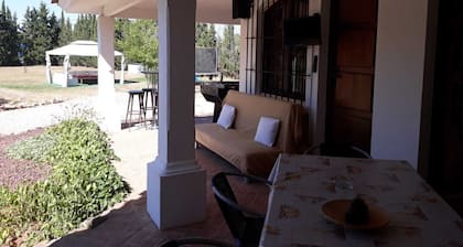 Chalet independiente con piscina privada y jardín con juegos al aire libre