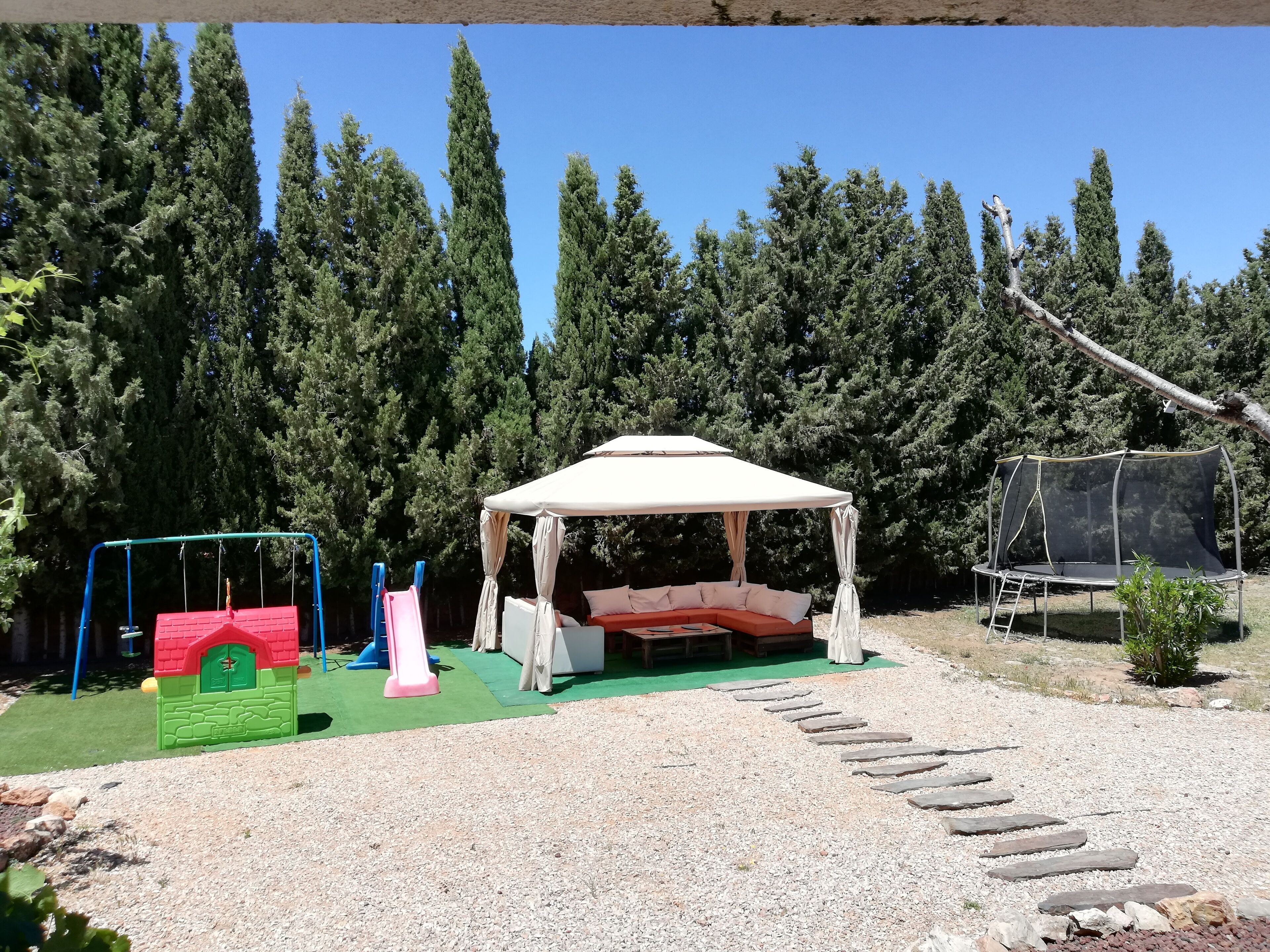 Un espace de repos abrité, équipé d’une balançoire et d’une structure d’escalade.
