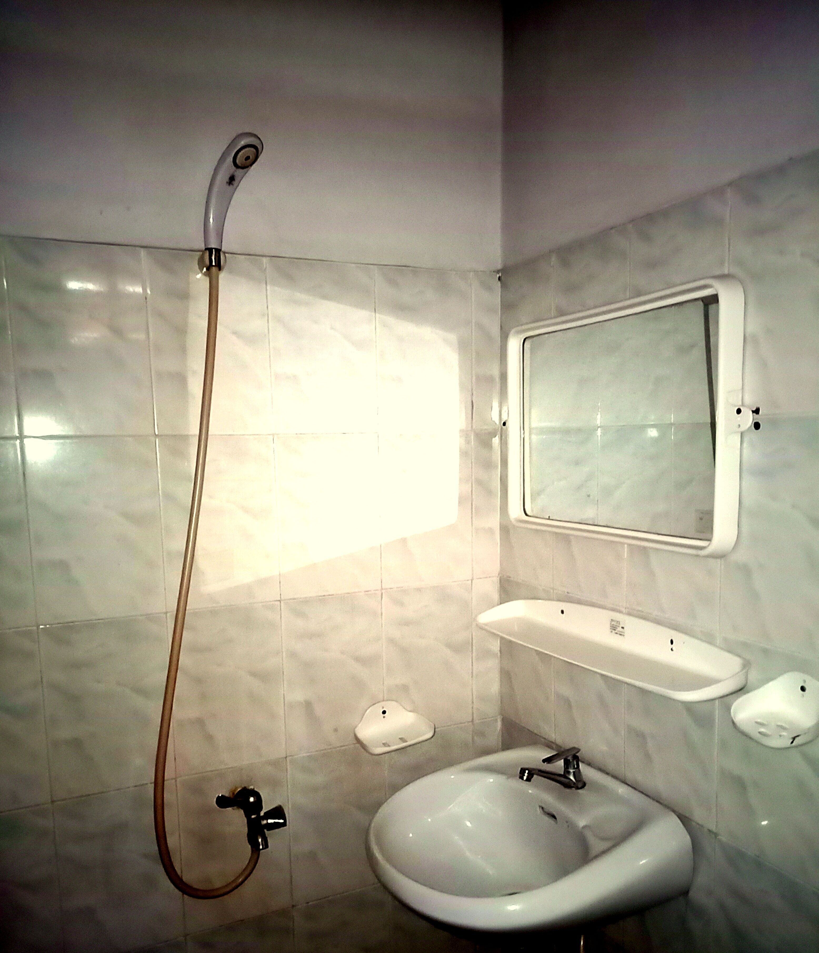 Kamar Twin Basic | Kamar mandi | Shower, perlengkapan mandi gratis,  dan handuk