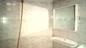 Kamar Twin Basic | Kamar mandi | Shower, perlengkapan mandi gratis, dan handuk