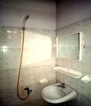 Basic-Zweibettzimmer | Badezimmer | Dusche, kostenlose Toilettenartikel, Handtücher