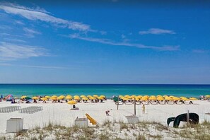 Una spiaggia nelle vicinanze, lettini da mare, teli da spiaggia