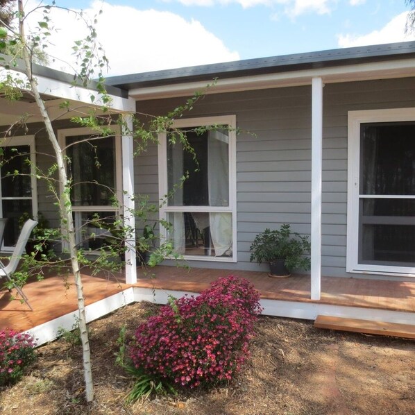 Terrace/patio - Peaceful home away from home. Fully furnished bungalow surrounded by vineyard. (Irymple)