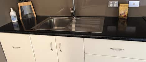 Réfrigérateur, micro-ondes, plaque de cuisson, cafetiÚre/bouilloire