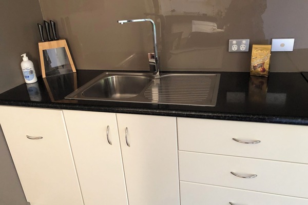 Een koelkast, een microgolfoven, een kookplaat