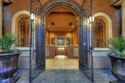 Perfect Vacation Rental. Chaufered Escalade ESV Available for SuperBowl & Golf