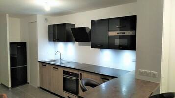 Een koelkast, een microgolfoven, een oven, een kookplaat