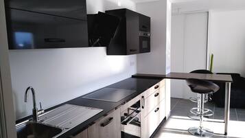 Een koelkast, een microgolfoven, een oven, een kookplaat