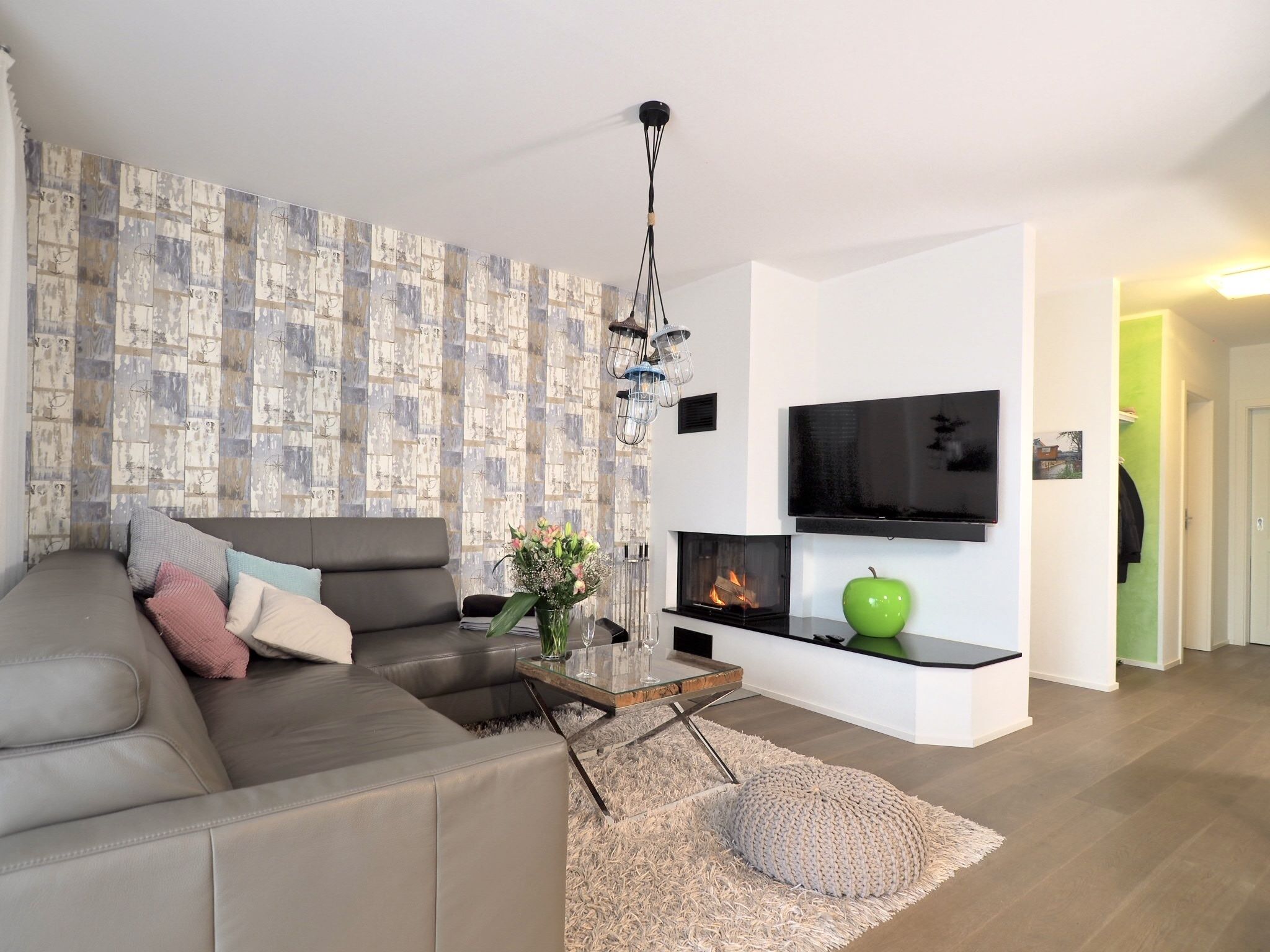 Fernseher, Kamin, Kinderspielzeug, Bücher