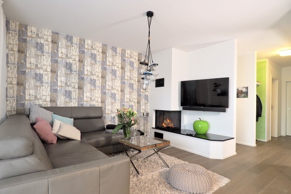 Fernseher, Kamin, Kinderspielzeug, Bücher