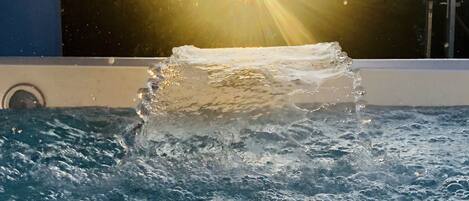 Bañera de hidromasaje al aire libre