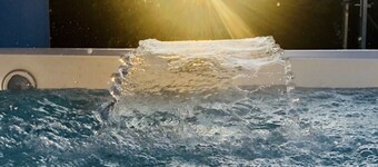 EXCLUSIEF KAPITEINHUIS BUITEN WHIRLPOOL, HOUTEN OPEN HAARD, SAUNA, HEMEL, 80 METER OP HET MEER