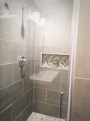 Haartrockner, Handtücher, Shampoo, Toilettenpapier