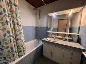 Bathtub, hair dryer - Elan 15 - Flat for 6 people, village center, 2* (La Clusaz)