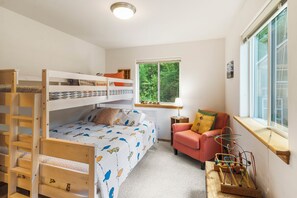 3 bedrooms, in-room safe, desk, iron/ironing board