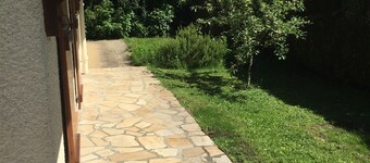 RARE: family house 400 m from the lake and 20 km from the Revard slopes