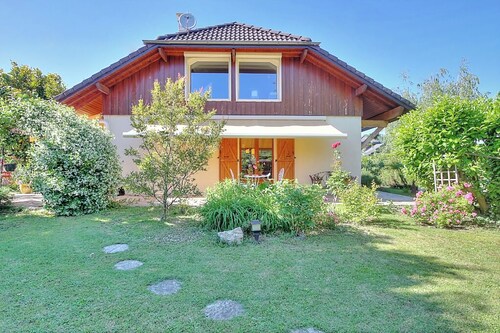 RARE: family house 400 m from the lake and 20 km from the Revard slopes