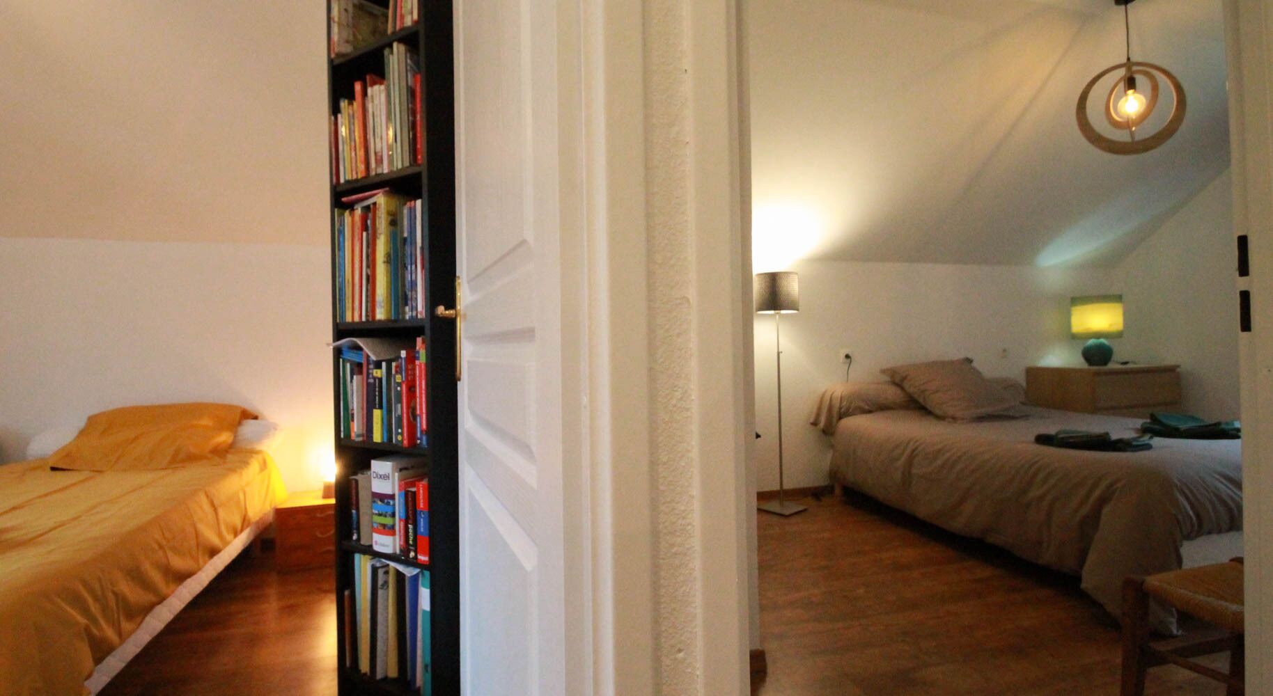 Une petite pièce agréable, avec un lit, une bibliothèque et un bureau.