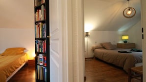 Une petite pièce agréable, avec un lit, une bibliothèque et un bureau.