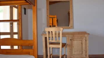 Vierbettzimmer, Meerblick | Hochwertige Bettwaren, Zimmersafe, Schreibtisch, Verdunkelungsvorhänge