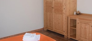 Un coin de pièce avec un meuble en bois et une petite table.