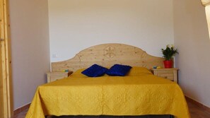 Tremannsrom, sjøutsikt | Sengetøy av topp kvalitet, safe på rommet og skrivebord