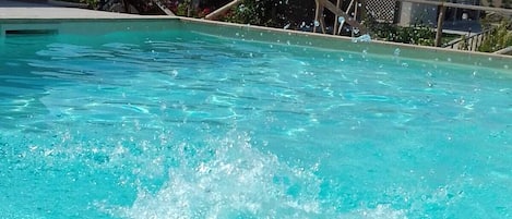 Kolam renang outdoor musiman