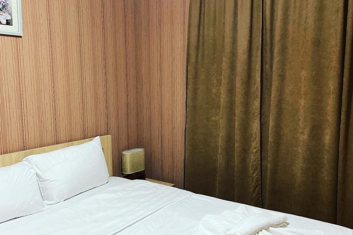 1 bedroom, Frette Italian sheets, premium bedding, Tempur-Pedic beds
