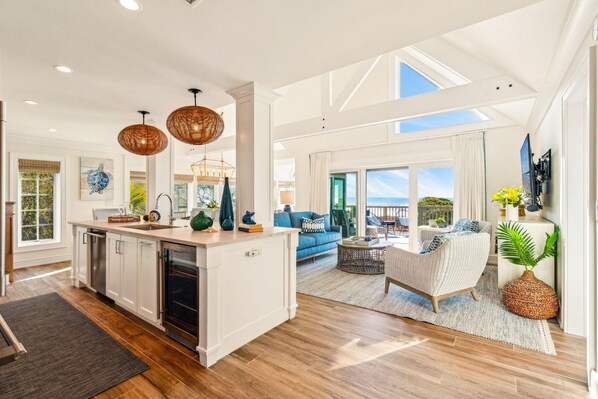 TV, books - Oceanfront 4BR Retreat - Great for 3-4 Couples (Kiawah Island)