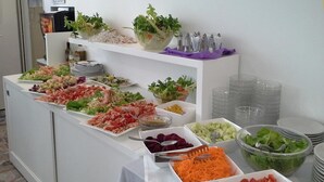 A buffet with various salads, fruits, and vegetables. - Hotel Ermeti B&B and Brunch (Riccione)