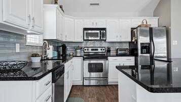 Een koelkast, een magnetron, een oven, een kookplaat