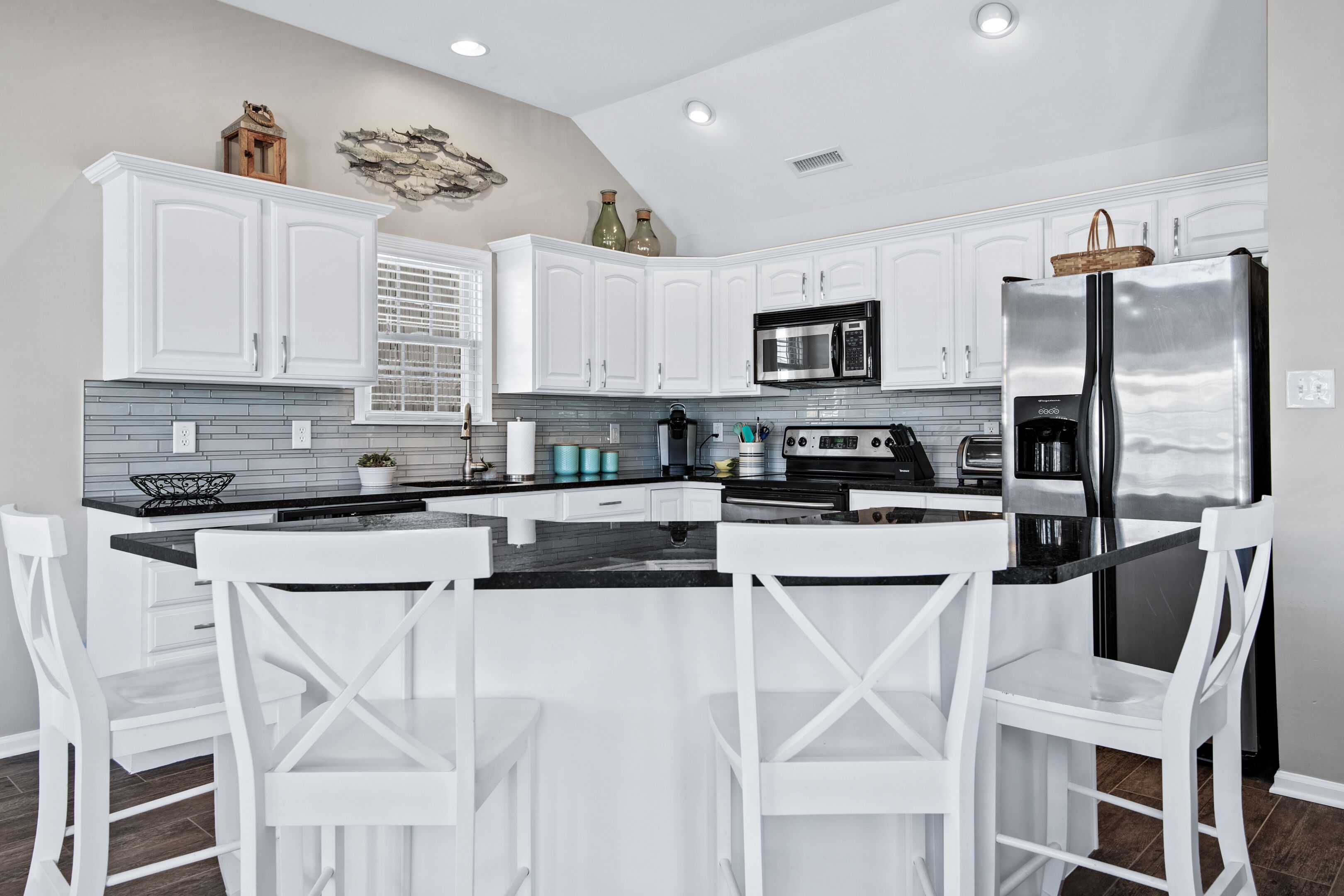 Frigorifero, microonde, forno, piano cottura