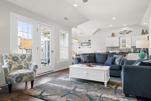 Beachblock Beauty! Beach & Boards only steps! Bright, huge condo, views galore.